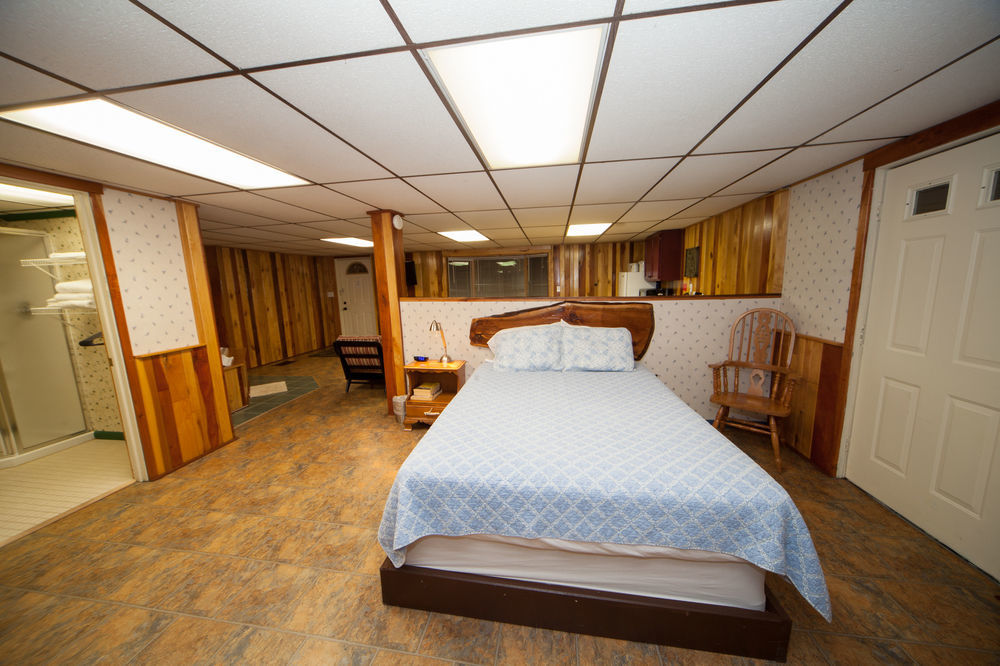 Hotel Log & Jones Mills