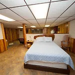 Log Cabin Lodge & Suites
