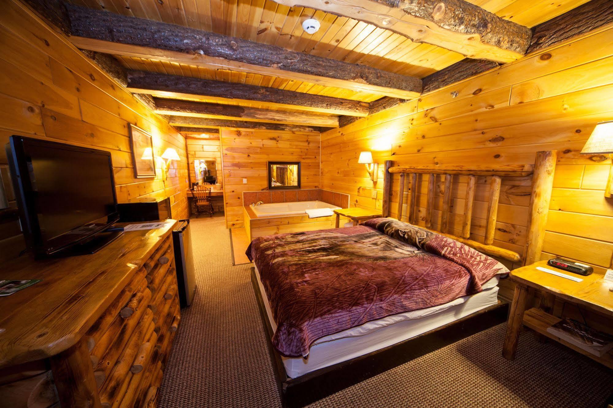 Log & Hotel Jones Mills